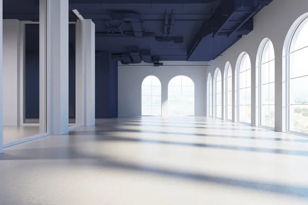 Empty arch windows room, blue ceiling — Stock Photo, Image