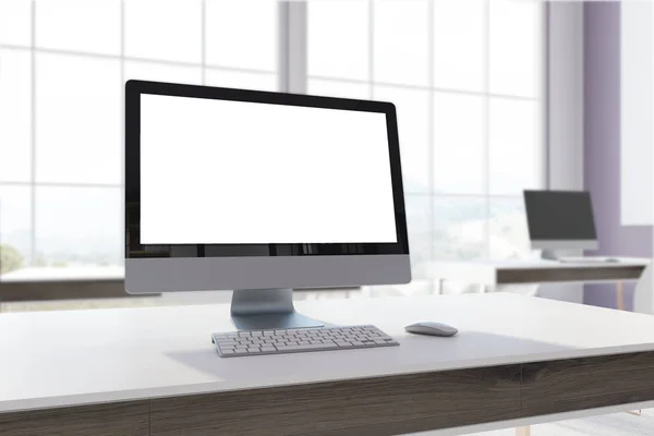 Bureau blanc, écran d'ordinateur — Photo