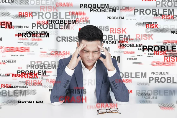 Stressato asiatico uomo problema — Foto Stock