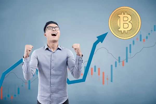 Glücklicher asiatischer Geschäftsmann, Bitcoin, Grafiken — Stockfoto