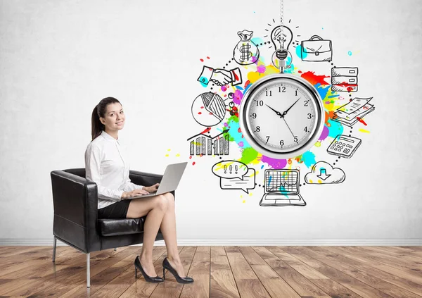 Glimlachende zakenvrouw, leunstoel, timemanagement — Stockfoto