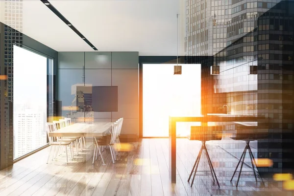 Gri mutfak, ahşap talbe tonda