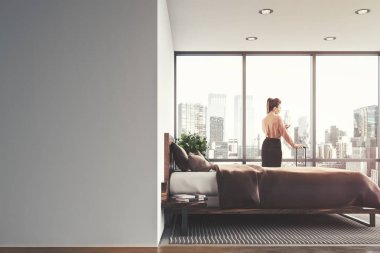 Beyaz yatak odası iç, kahverengi yatak, kadın