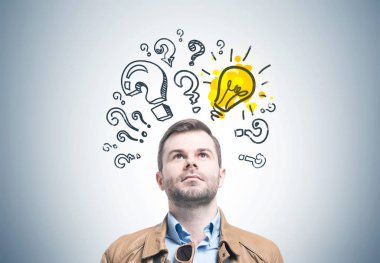 Sakallı genç adam yukarı doğru bakan, cevap