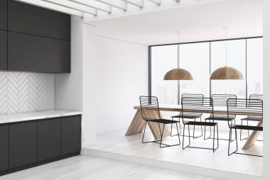 Beyaz ahşap mutfak ve yemek odası, gri