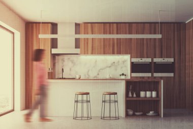 Koyu ahşap mutfak, bar ve pencere bulanık