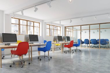 Mavi ve kırmızı sandalye ofis köşe