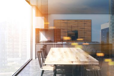 Tonda gri ve koyu ahşap mutfak masasında