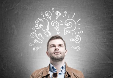 Sakallı genç adam yukarı doğru soru işaretleri arıyor