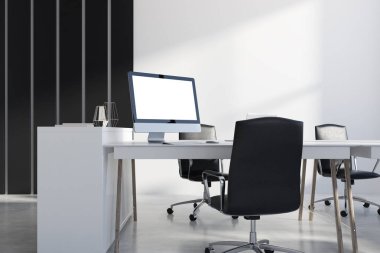 Beyaz ve siyah ofis köşe, bilgisayar ekranı