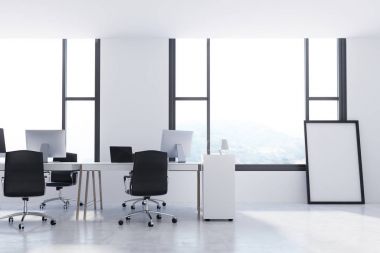 Çerçeveli poster ile beyaz ofis