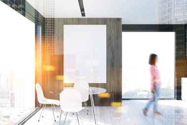 Gri ve ahşap yemek odası, beyaz bulanıklık