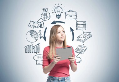 Sarışın kadın bir klasörle zaman yönetimi