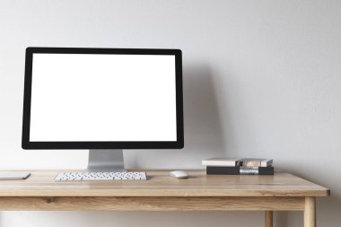 Ahşap masa beyaz bilgisayar ekranında