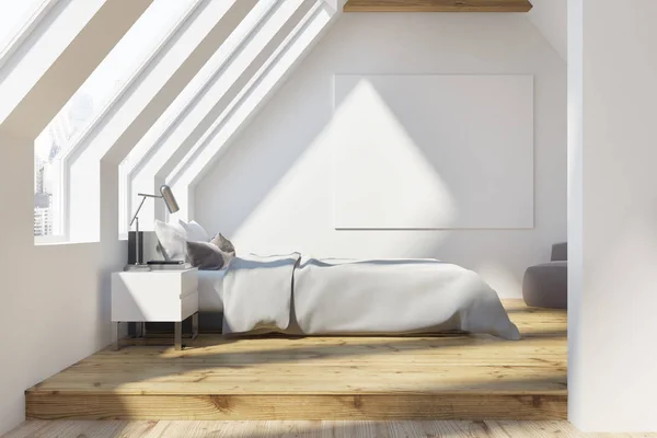 Біла мансардна спальня, дерев'яна підлога, плакат — стокове фото