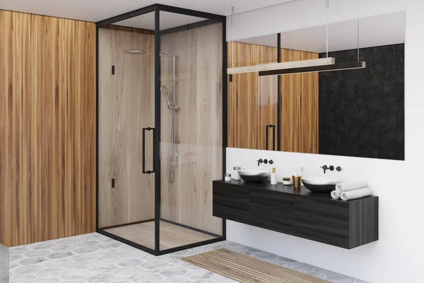 Canto do banheiro de madeira, chuveiro, pia — Fotografia de Stock