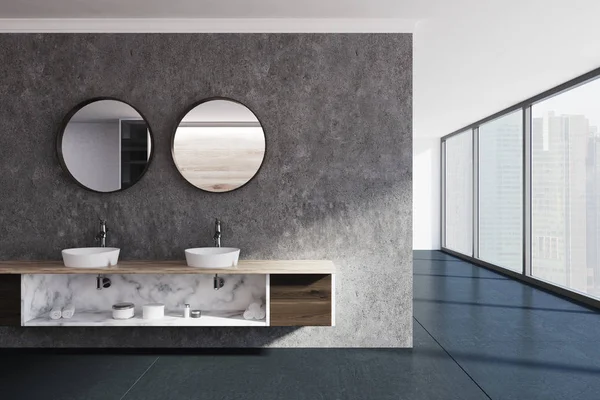 Casa de banho de parede de concreto, pia e espelhos — Fotografia de Stock