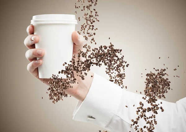 Mano de un hombre en camisa con una taza de café — Foto de Stock