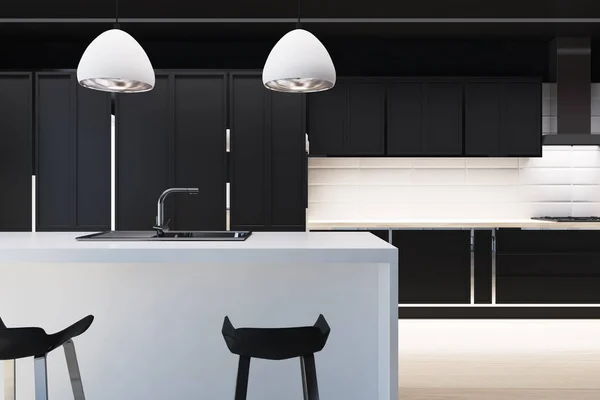 Ubin putih dan interior dapur hitam, penutupan bar — Stok Foto