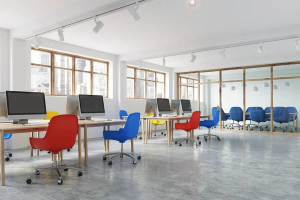 Mavi ve kırmızı sandalye ofis köşe