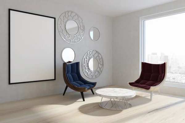 Cartel de sillón azul rojo en una sala de estar con espejo —  Fotos de Stock