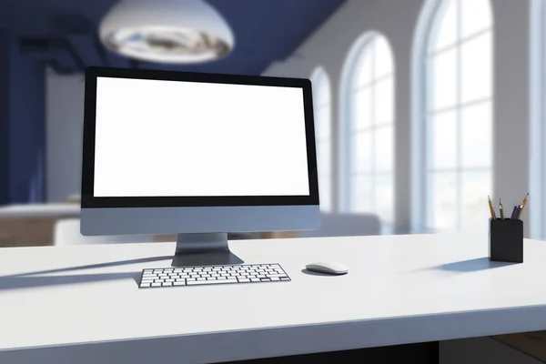 Weißer Computerbildschirm auf weißem Bürotisch verschwimmt — Stockfoto