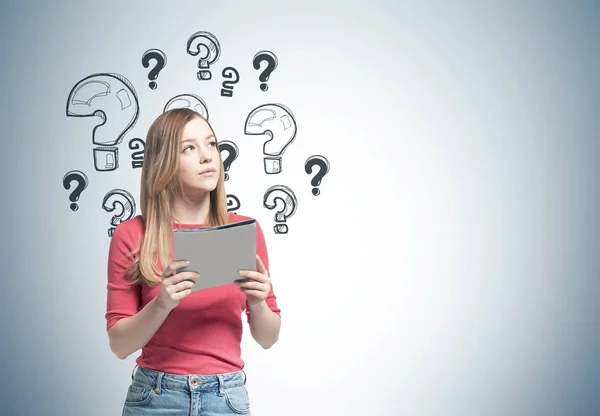 Blonde woman with a folder, question marks — Stock Photo, Image