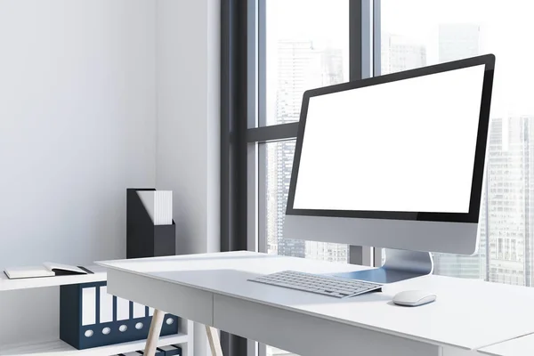 Pantalla blanca del ordenador en un escritorio blanco — Foto de Stock