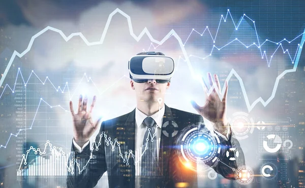 Empresário em óculos VR, HUD e gráficos — Fotografia de Stock