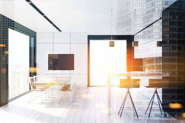 Beyaz mutfak, ahşap talbe tonda