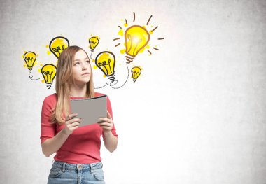 Bir klasör, fikir sarışın kadınla