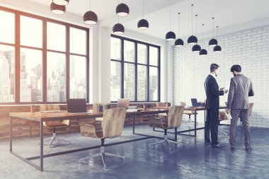 Beyaz tuğla açık tonda alan ofis