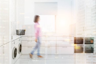 Beyaz tuvalet iç, yan bulanıklık tonda.