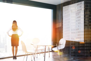 Gri ve ahşap yemek odası, kadın