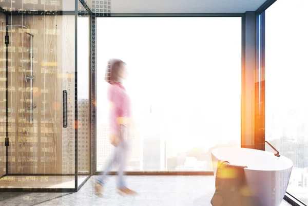 Cuarto de baño panorámico, bañera y ducha borrosa —  Fotos de Stock