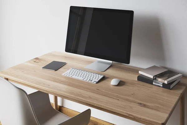 Tela de computador preta em um lado de mesa de madeira — Fotografia de Stock
