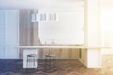 Beyaz ve ahşap mutfak, bar tonda