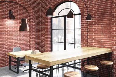 Ahşap masa tuğla café köşesi, yakın çekim