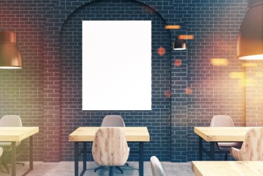 Siyah tuğla kafe, ahşap masa ve tonda bir poster