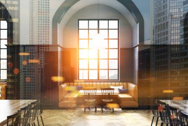 Beyaz ve gri kafe, sarı tonlu kanepe