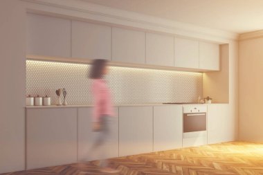 Beyaz döşenmiş mutfak, fırın, yan tonda