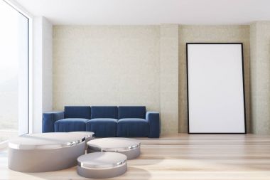 Sarı oturma odası, mavi kanepe ve posterler