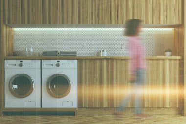 Beyaz ve ahşap çamaşır odası bulanıklık