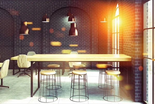 Café de tijolo preto, mesas de madeira tonificadas — Fotografia de Stock
