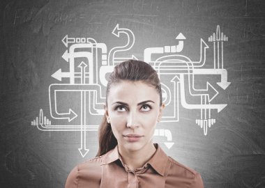 Yazı tahtası üzerinde kahverengi, okları dalgın kadında