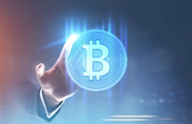 Bitcoin hologram için ulaşan takım elbiseli adamın elini