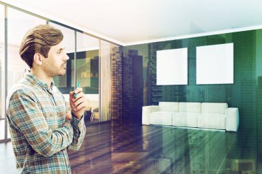 Adam bir kanepe ve posterler salon çift yan