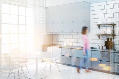 Beyaz mutfak döşenir, gri tezgah yan bulanıklık