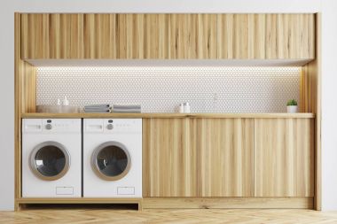 Beyaz ve ahşap çamaşır odası