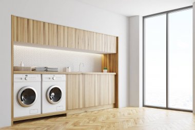 Beyaz ve ahşap çamaşır odası, yan